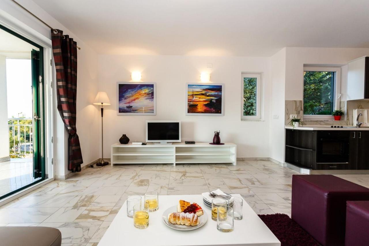 Apartments Adria Malinska Eksteriør bilde